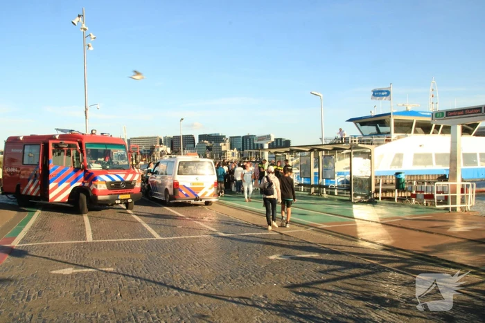 Brandweer haalt persoon uit het water