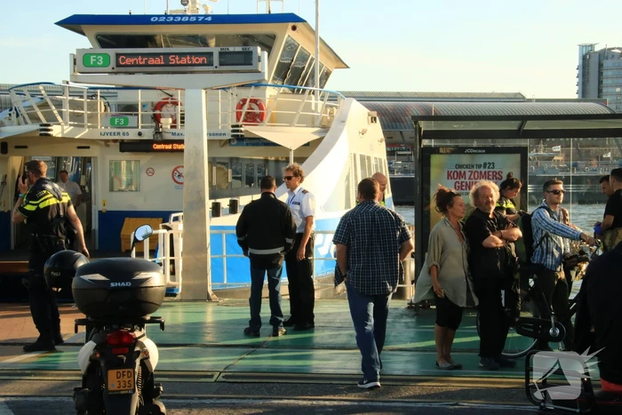 Brandweer haalt persoon uit het water