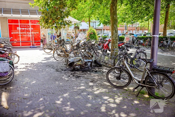 Scooter in fietsenstalling gaat in vlammen op