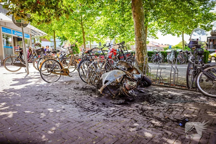 Scooter in fietsenstalling gaat in vlammen op