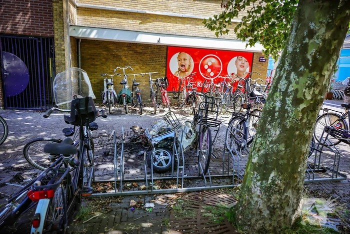 Scooter in fietsenstalling gaat in vlammen op