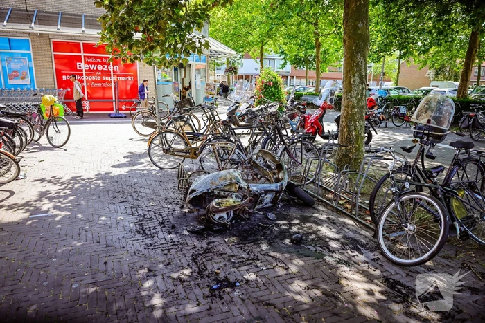 Scooter in fietsenstalling gaat in vlammen op