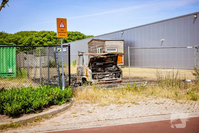 Camper volledig uitgebrand op afgesloten terrein