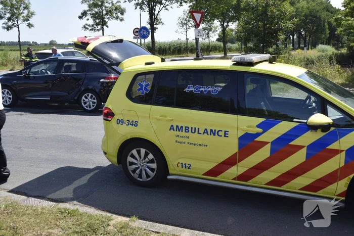 Motorscooter botst op personenauto
