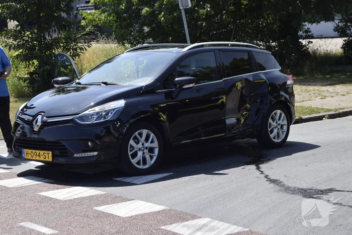 Motorscooter botst op personenauto