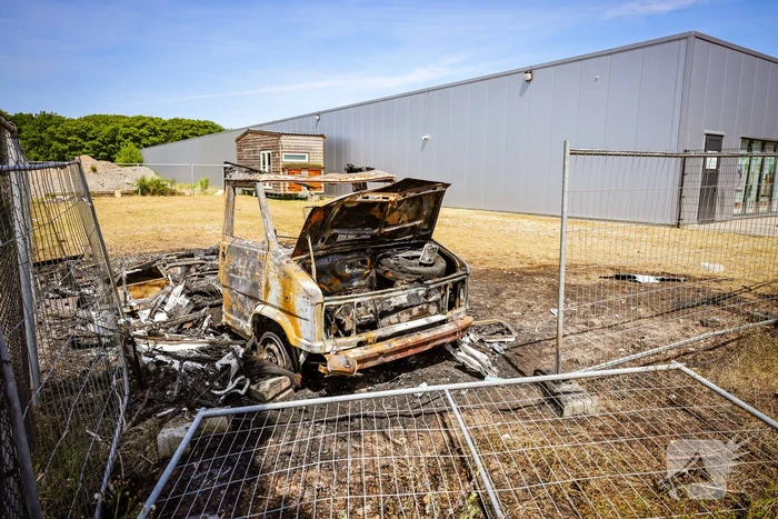 Camper volledig uitgebrand op afgesloten terrein
