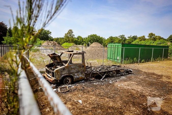 Camper volledig uitgebrand op afgesloten terrein