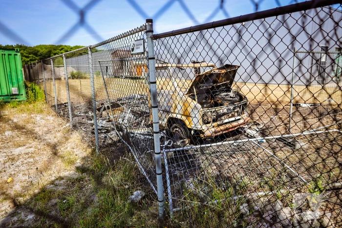 Camper volledig uitgebrand op afgesloten terrein