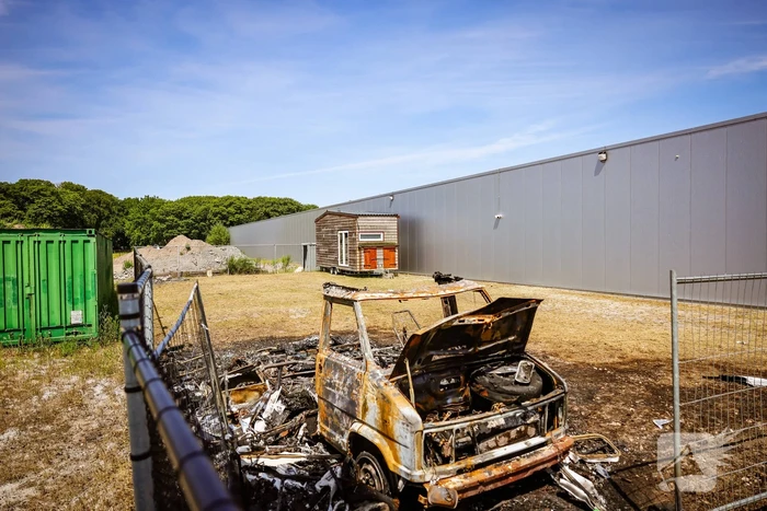 Camper volledig uitgebrand op afgesloten terrein