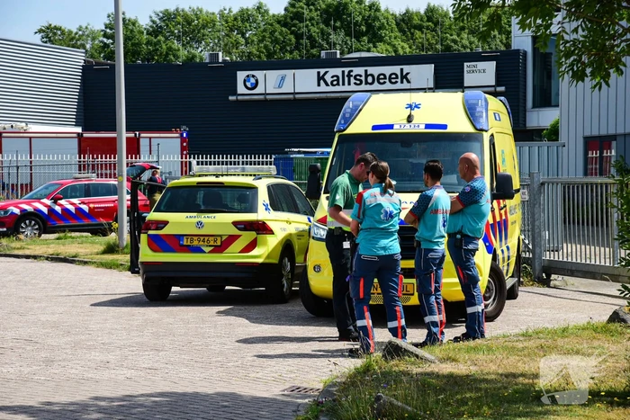 Brandweer groots ingezet voor brand in autodealer