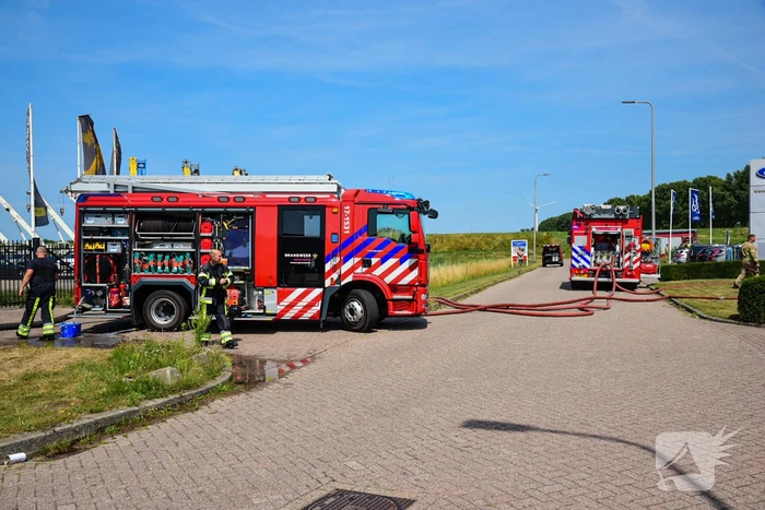 Brandweer groots ingezet voor brand in autodealer