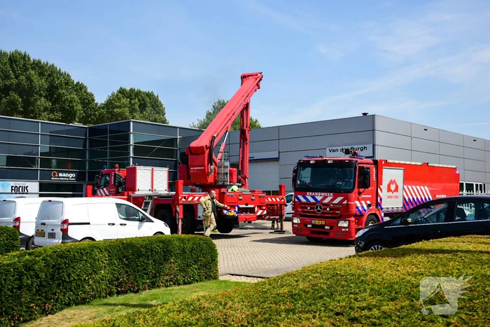 Brandweer groots ingezet voor brand in autodealer