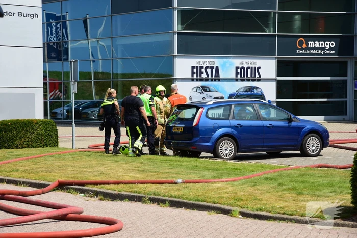 Brandweer groots ingezet voor brand in autodealer