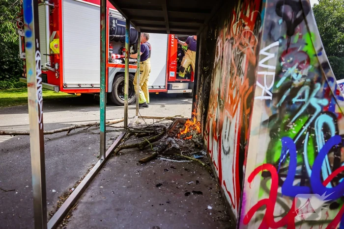 Brandweer blust brand onder skatebaan