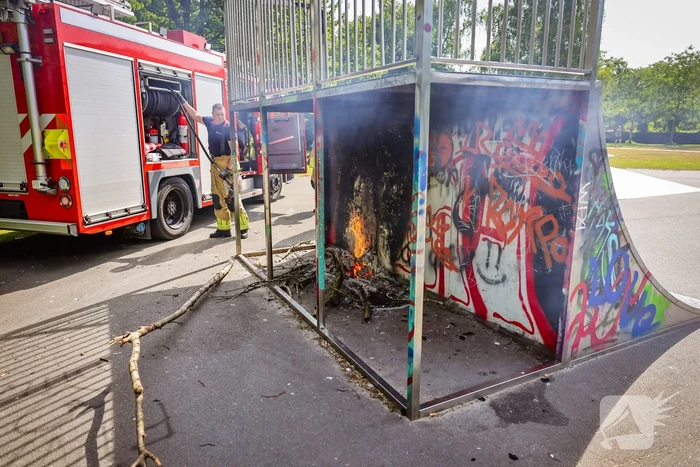 Brandweer blust brand onder skatebaan