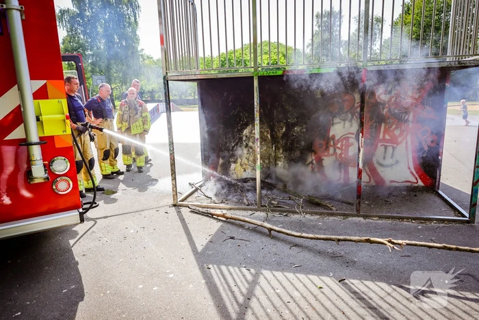 Brandweer blust brand onder skatebaan