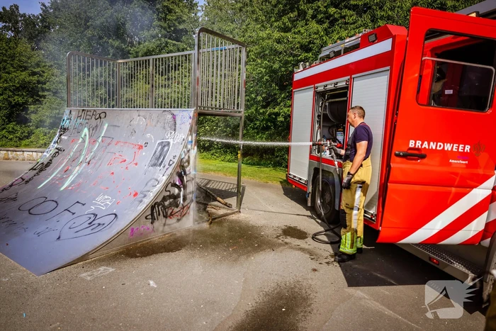Brandweer blust brand onder skatebaan