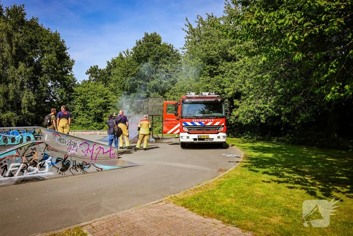 Brandweer blust brand onder skatebaan