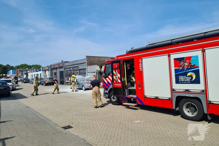Autobrand met poederblusser geblust