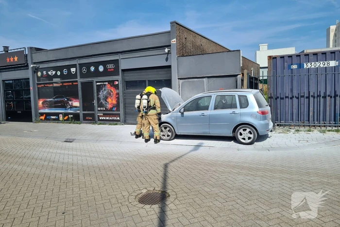 Autobrand met poederblusser geblust