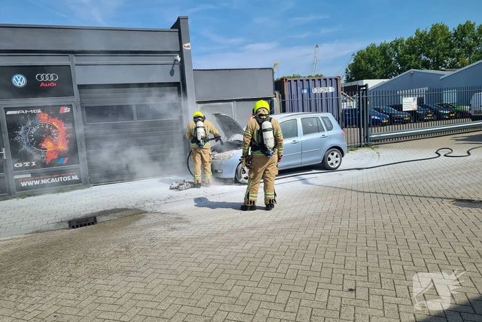 Autobrand met poederblusser geblust