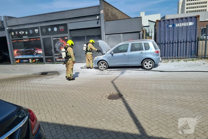 Autobrand met poederblusser geblust