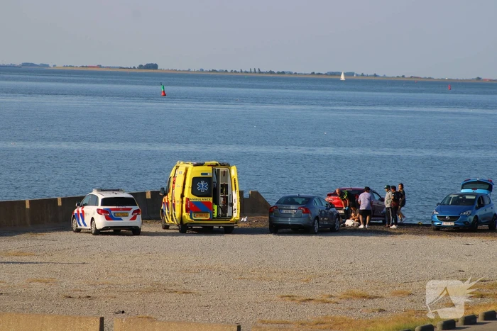 Persoon vast tussen twee voertuigen