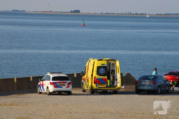 Persoon vast tussen twee voertuigen