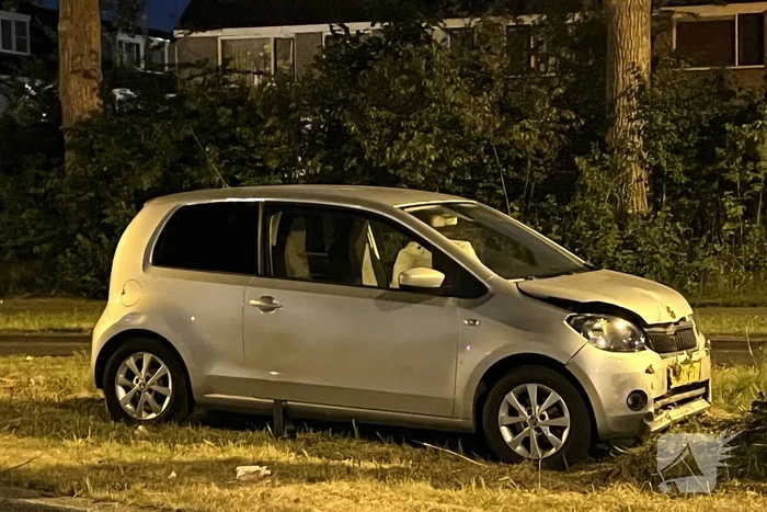 Auto botst frontaal op boom
