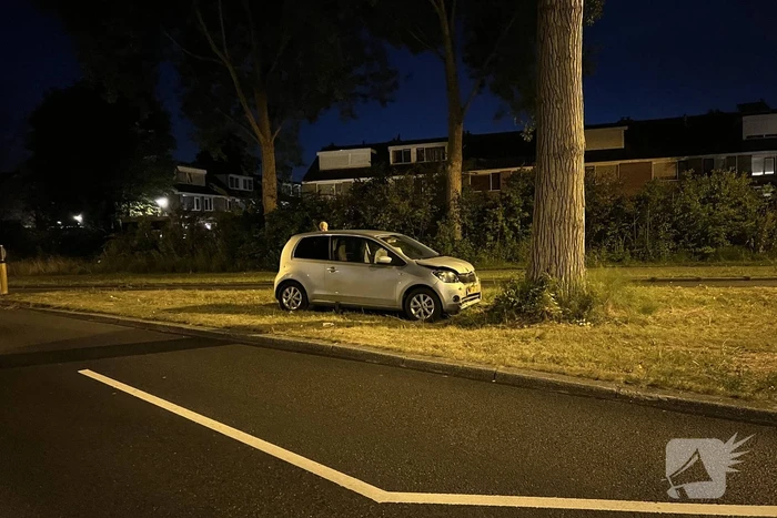 Auto botst frontaal op boom