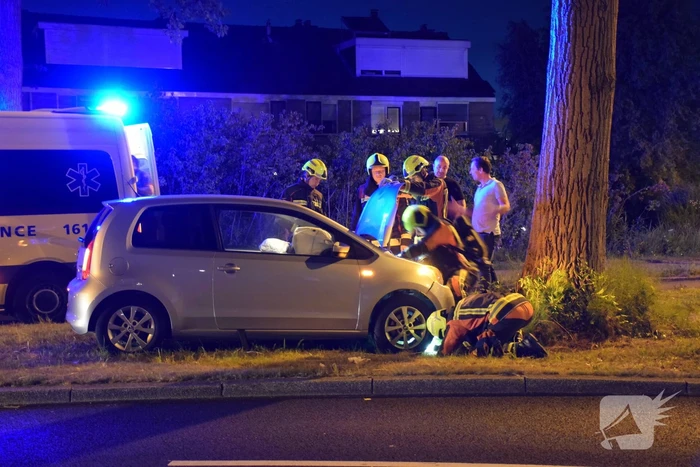 Auto botst frontaal op boom