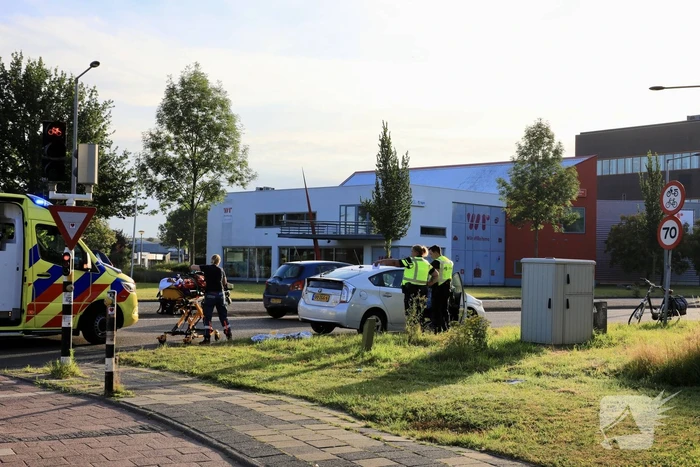 Vrouw op fiets gewond bij botsing met auto
