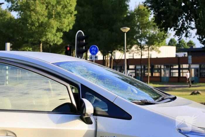 Vrouw op fiets gewond bij botsing met auto