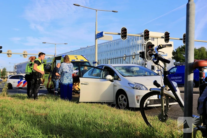 Vrouw op fiets gewond bij botsing met auto