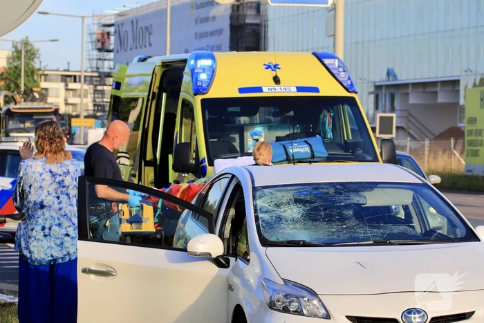 Vrouw op fiets gewond bij botsing met auto