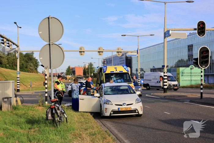 Vrouw op fiets gewond bij botsing met auto