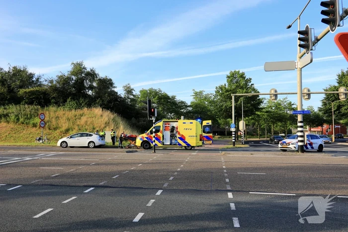 Vrouw op fiets gewond bij botsing met auto