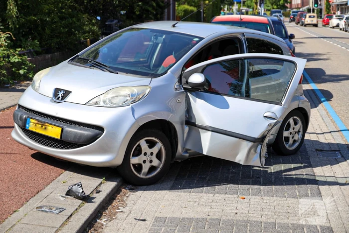 Automobilist kruipt door oog van de naald