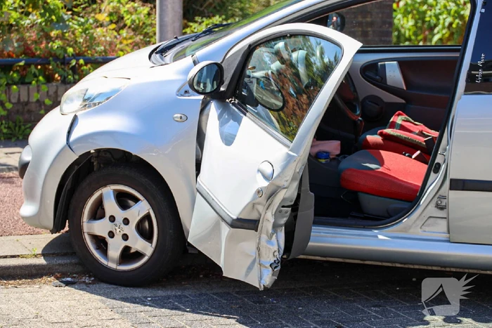 Automobilist kruipt door oog van de naald