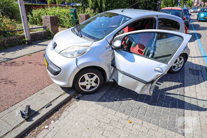 Automobilist kruipt door oog van de naald