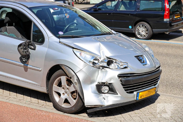 Automobilist kruipt door oog van de naald
