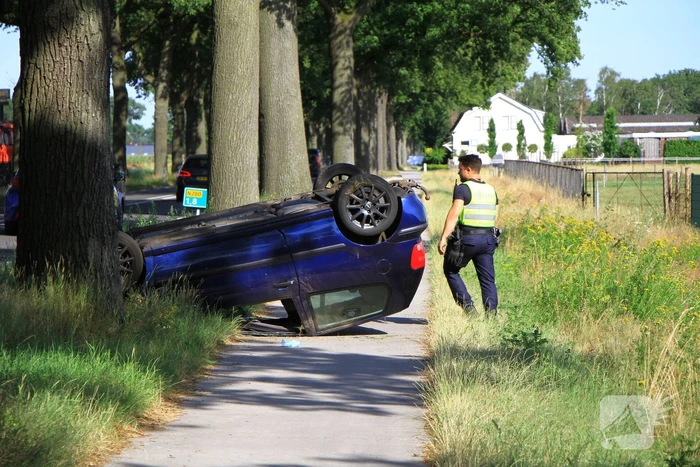 Auto op zijn kop na ongeval