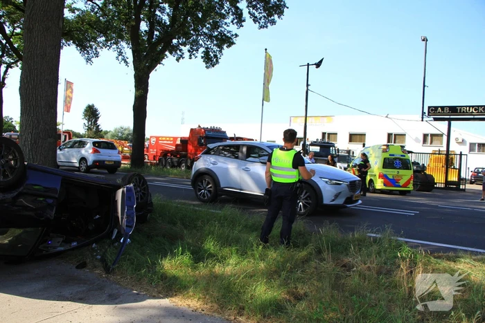 Auto op zijn kop na ongeval