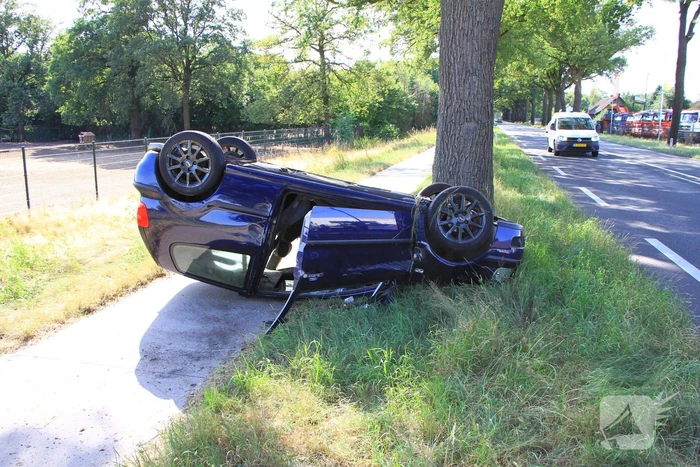 Auto op zijn kop na ongeval