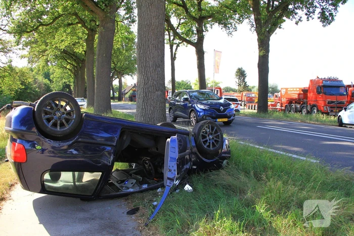 Auto op zijn kop na ongeval