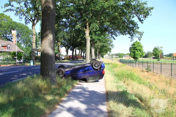 Auto op zijn kop na ongeval