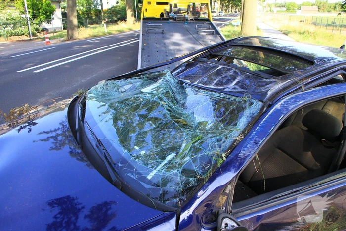 Auto op zijn kop na ongeval