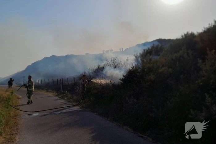 Brandweer blust flinke duinbrand