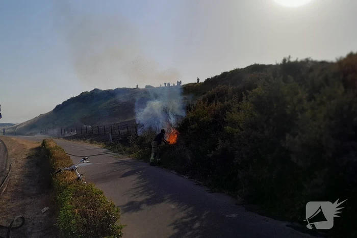 Brandweer blust flinke duinbrand