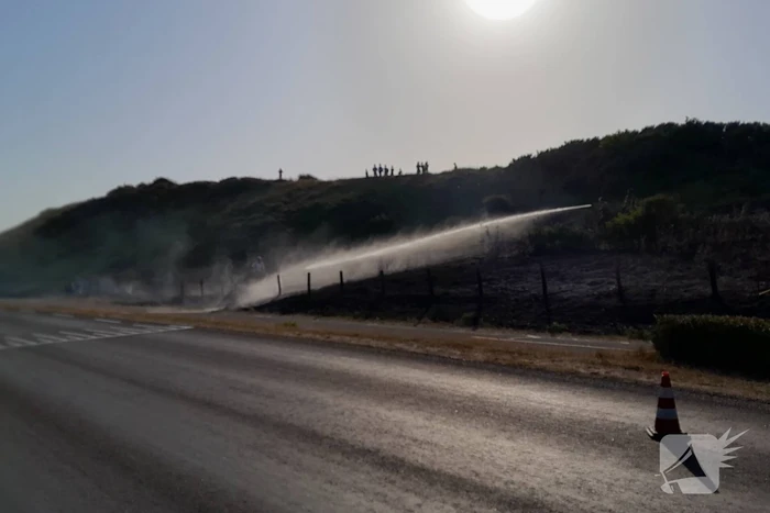 Brandweer blust flinke duinbrand